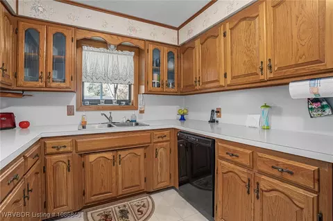 Kitchen - 2521 N Albert Pike Ave, Fort Smith, AR 72904 photo 2 of 3