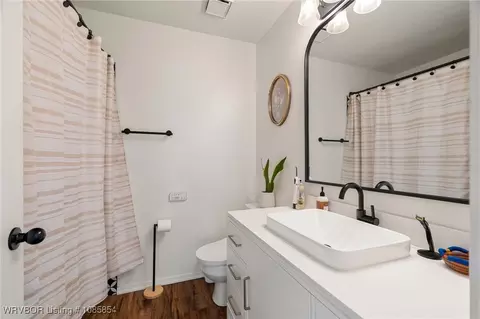 Bath - 1501 Heather Pl, Barling, AR 72923 photo 1 of 2