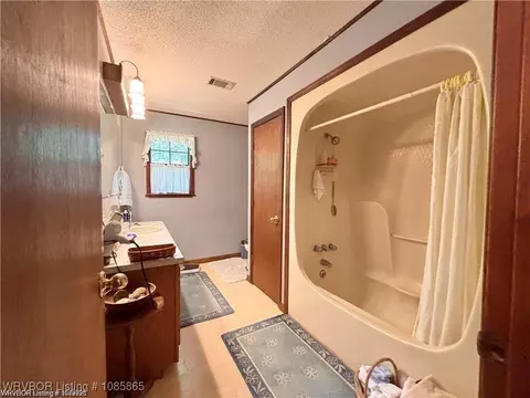 Bath - 5525 Slaytonville Rd, Hackett, AR 72937 photo 2 of 4