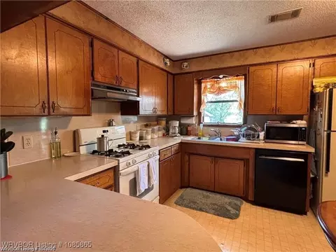 Kitchen - 5525 Slaytonville Rd, Hackett, AR 72937 photo 1 of 1