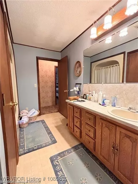 Bath - 5525 Slaytonville Rd, Hackett, AR 72937 photo 4 of 4