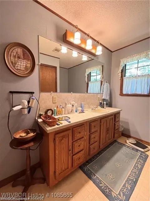 Bath - 5525 Slaytonville Rd, Hackett, AR 72937 photo 3 of 4