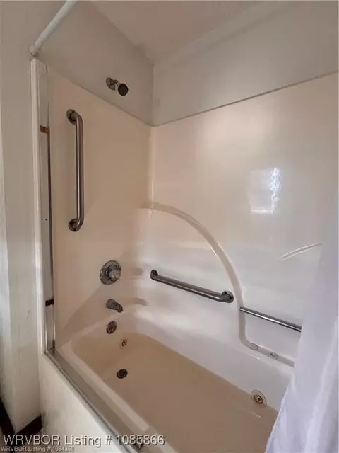 Bath - 922 S Pine St, Hartford, AR 72938 photo 3 of 3
