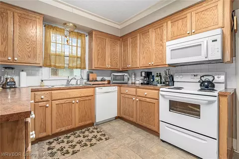 Kitchen - 2808 Alabama Ave, Fort Smith, AR 72901 photo 2 of 2
