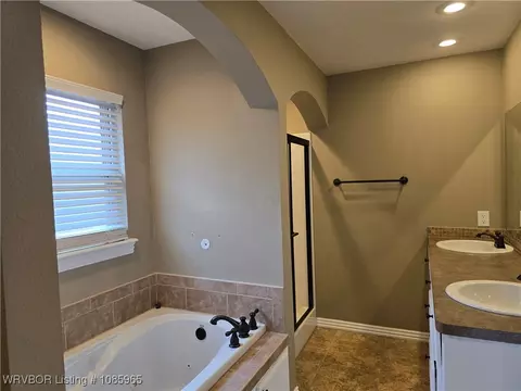 Bath - 1906 Yukon Dr, Barling, AR 72923 photo 2 of 2