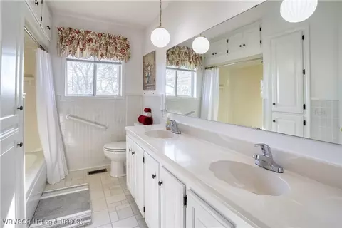 Bath - 409 Edwards Rd, Alma, AR 72921 photo 1 of 2