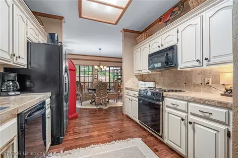 Kitchen - 2105 Massard Rd, Fort Smith, AR 72903 photo 4 of 5