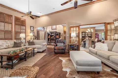 Living - 2105 Massard Rd, Fort Smith, AR 72903 photo 3 of 4