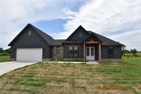 2061 Prairie Fire Dr, Sallisaw, OK 74955