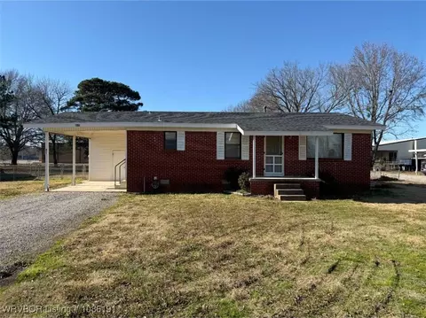 811 S Division St, Lavaca, AR 72941