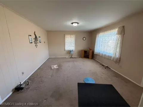 Living - 811 S Division St, Lavaca, AR 72941 photo 1 of 2