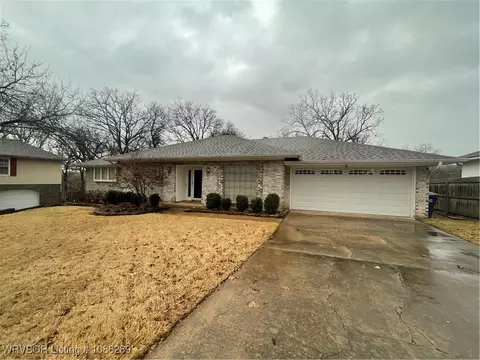 Exterior - 7715 Camelot Cir, Fort Smith, AR 72903 photo 2 of 9