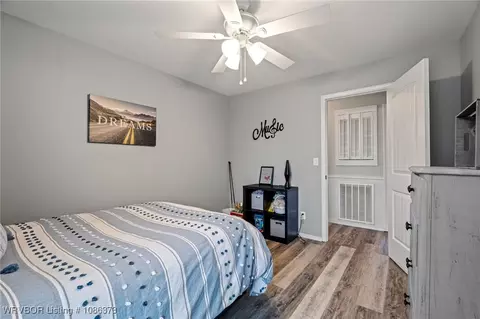 Bedroom - 4107 Mudtown Rd, Lavaca, AR 72941 photo 4 of 6