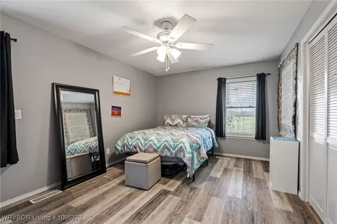 Bedroom - 4107 Mudtown Rd, Lavaca, AR 72941 photo 5 of 6