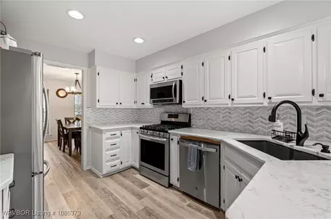 Kitchen - 4107 Mudtown Rd, Lavaca, AR 72941 photo 2 of 3
