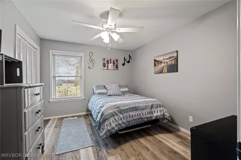 Bedroom - 4107 Mudtown Rd, Lavaca, AR 72941 photo 3 of 6
