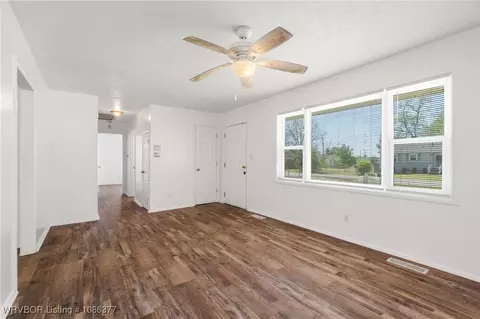 Living - 4607 S 22nd St, Fort Smith, AR 72901 photo 2 of 5