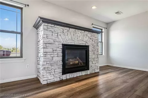 Living - 6562 Broadleaf Dr, Alma, AR 72921 photo 3 of 4