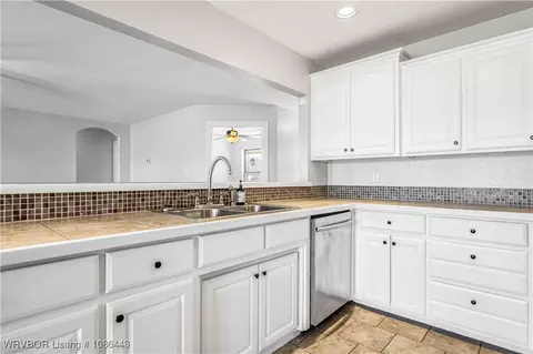 Kitchen - 6562 Broadleaf Dr, Alma, AR 72921 photo 2 of 3