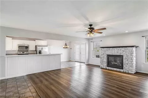 Living - 6562 Broadleaf Dr, Alma, AR 72921 photo 2 of 4