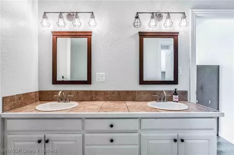 Bath - 6562 Broadleaf Dr, Alma, AR 72921 photo 3 of 3