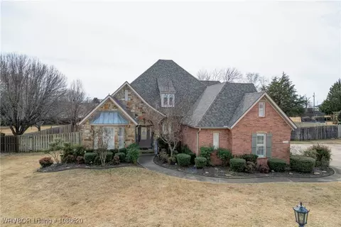5804 Valley View Dr, Fort Smith, AR 72916