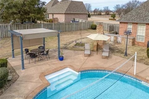 Exterior - 5804 Valley View Dr, Fort Smith, AR 72916 photo 7 of 11
