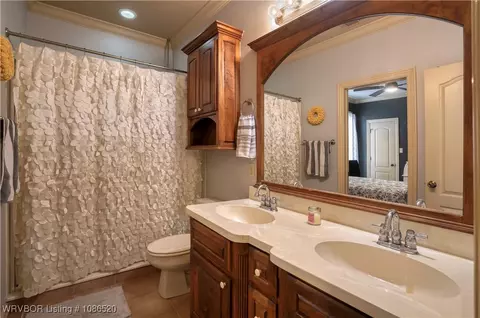 Bath - 5804 Valley View Dr, Fort Smith, AR 72916 photo 5 of 6