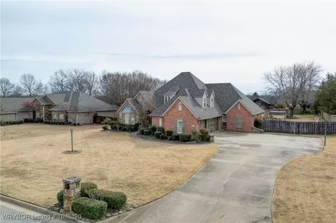 Exterior - 5804 Valley View Dr, Fort Smith, AR 72916 photo 3 of 11