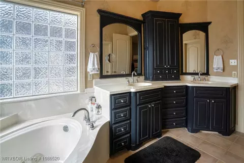 Bath - 5804 Valley View Dr, Fort Smith, AR 72916 photo 3 of 6