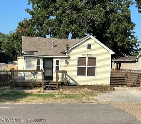 622 S 6th St, Van Buren, AR 72956