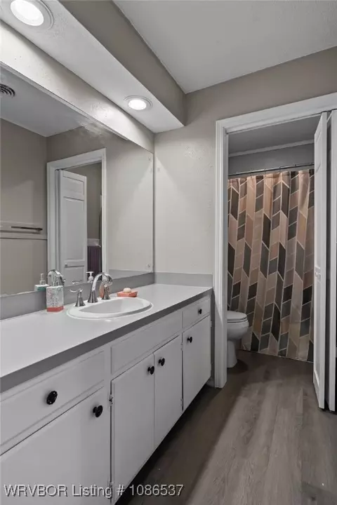 Bath - 7315 Riviera Dr, Fort Smith, AR 72903 photo 4 of 5