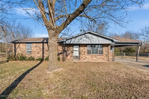 1204 N Davis St, Lavaca, AR 72941