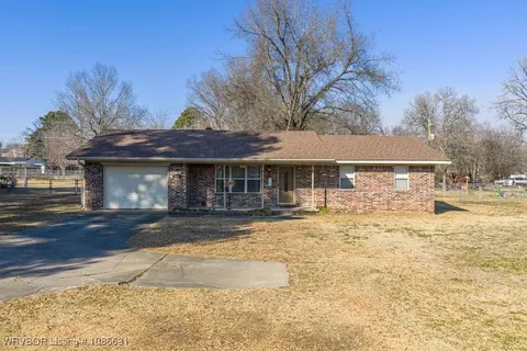 205 Bell Rd, Greenwood, AR 72936