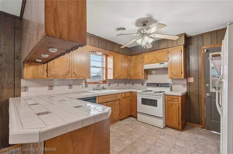 Kitchen - 204 Quincy St, Lavaca, AR 72941 photo 2 of 4