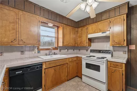 Kitchen - 204 Quincy St, Lavaca, AR 72941 photo 4 of 4