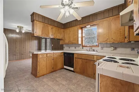 Kitchen - 204 Quincy St, Lavaca, AR 72941 photo 3 of 4
