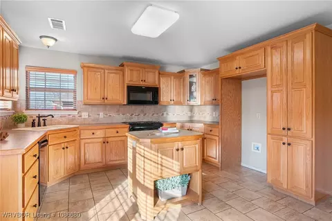 Kitchen - 908 Harvard Ave, Fort Smith, AR 72908 photo 2 of 3