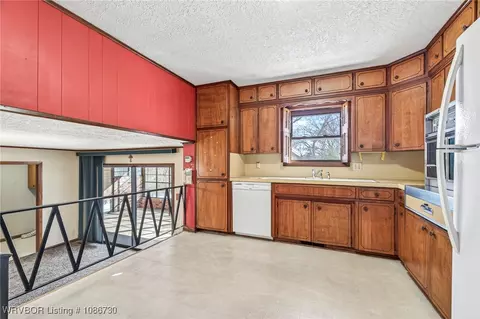 Kitchen - 5420 Free Ferry Rd, Fort Smith, AR 72903 photo 2 of 3