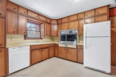 Kitchen - 5420 Free Ferry Rd, Fort Smith, AR 72903 photo 1 of 3