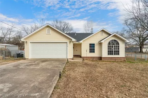518 N 17th St, Van Buren, AR 72956