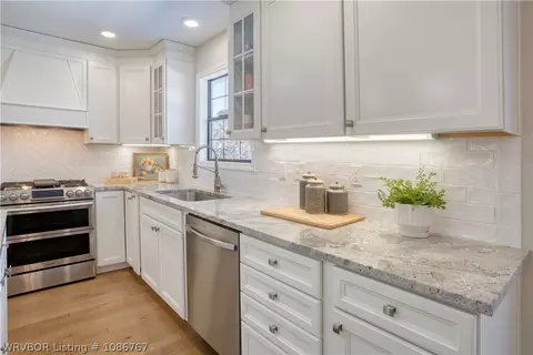 Kitchen - 8905 Canterbury Cv, Fort Smith, AR 72903 photo 4 of 7