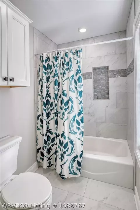 Bath - 8905 Canterbury Cv, Fort Smith, AR 72903 photo 3 of 6