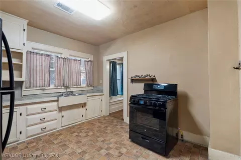 Kitchen - 1020 S 16th St, Fort Smith, AR 72901 photo 1 of 2