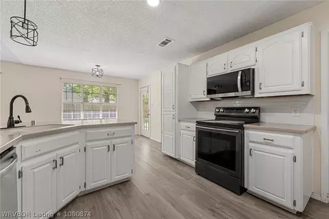 Kitchen - 8812 Skypark Dr, Fort Smith, AR 72903 photo 2 of 3