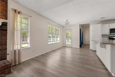 Living - 8812 Skypark Dr, Fort Smith, AR 72903 photo 3 of 7