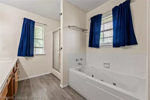 Bath - 8812 Skypark Dr, Fort Smith, AR 72903 photo 2 of 4