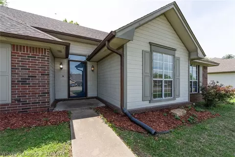 Exterior - 8812 Skypark Dr, Fort Smith, AR 72903 photo 2 of 5