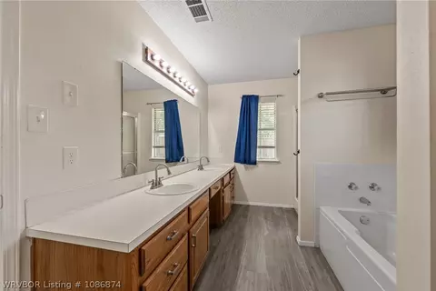 Bath - 8812 Skypark Dr, Fort Smith, AR 72903 photo 1 of 4