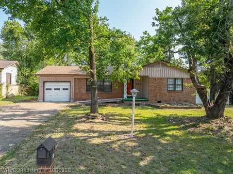 Exterior - 921 Cedar Ln, Fort Smith, AR 72908 photo 3 of 11